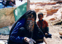 Bedouinenfrau beim Brotbacken